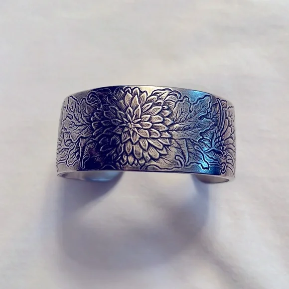 Salisbury Pewter November Flower of the Month Adjustable Bracelet! - Picture 2 of 8